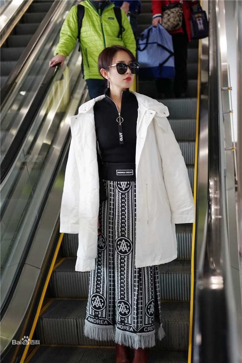 孙耀琦(YoKi)机场照性感图片壁纸