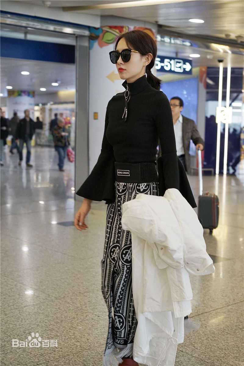 孙耀琦(YoKi)机场照性感图片壁纸