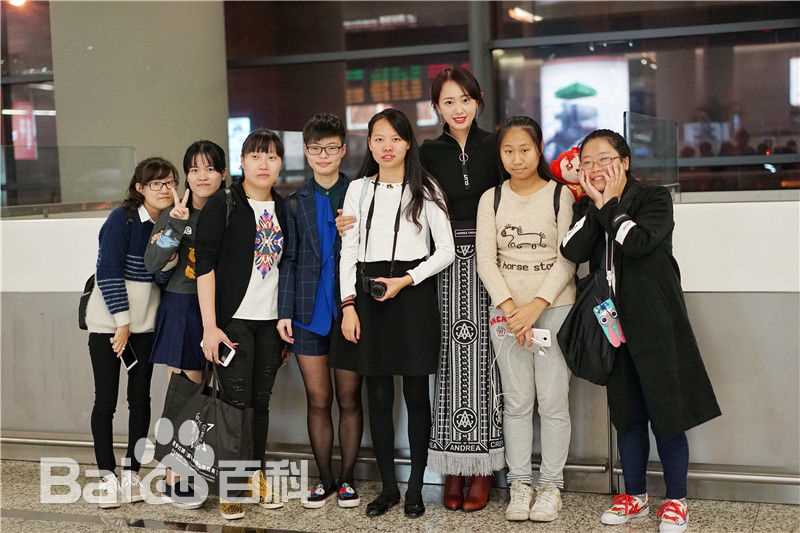 孙耀琦(YoKi)机场照性感图片壁纸