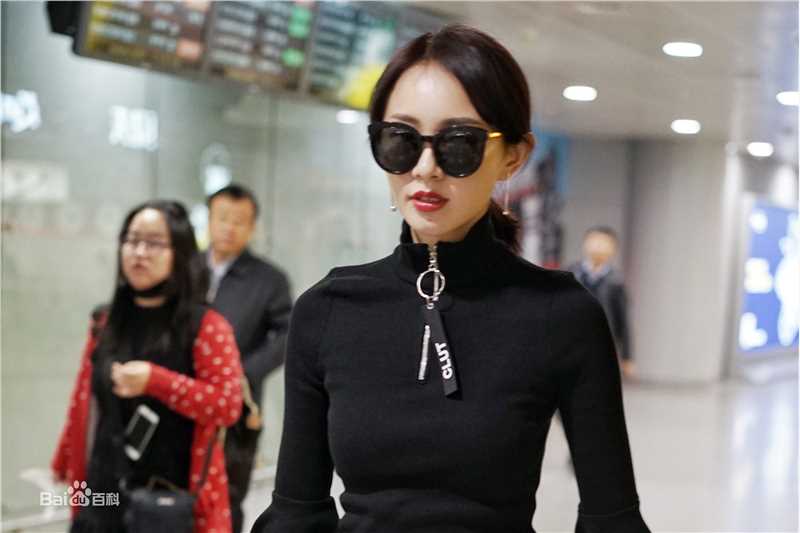 孙耀琦(YoKi)机场照性感图片壁纸