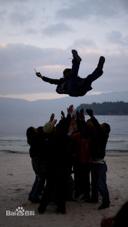 阿年工作照壁纸壁纸