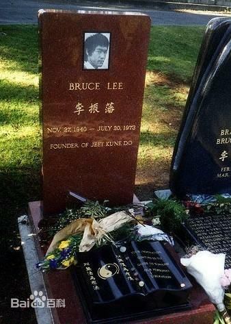 李小龙(Bruce Lee（英语）、ブルース.リー（日语）、 （朝鲜语))父子墓地生活照