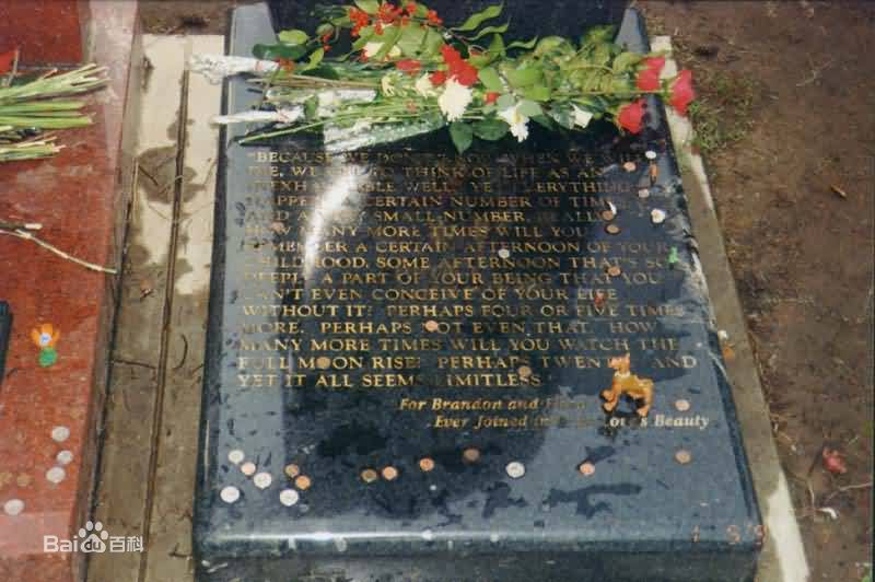 李小龙(Bruce Lee（英语）、ブルース.リー（日语）、 （朝鲜语))父子墓地生活照