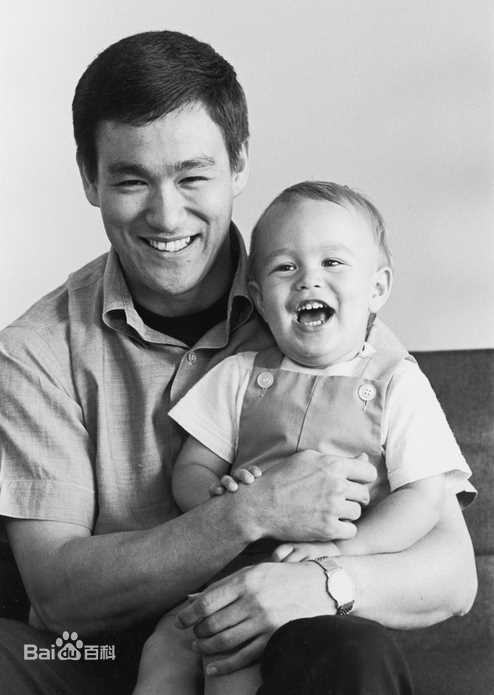 李小龙(Bruce Lee（英语）、ブルース.リー（日语）、 （朝鲜语))与家人前后照片