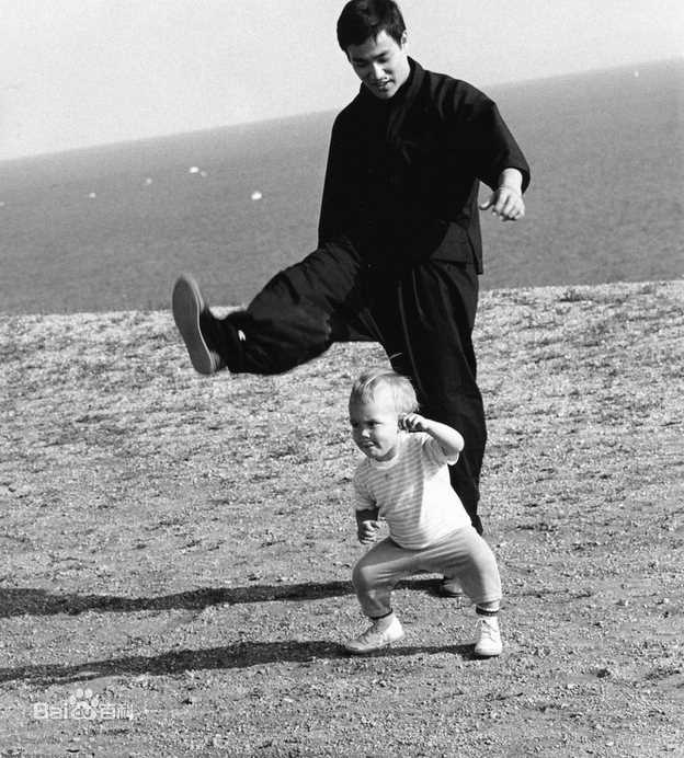 李小龙(Bruce Lee（英语）、ブルース.リー（日语）、 （朝鲜语))与家人前后照片