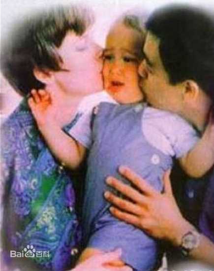 李小龙(Bruce Lee（英语）、ブルース.リー（日语）、 （朝鲜语))与家人前后照片