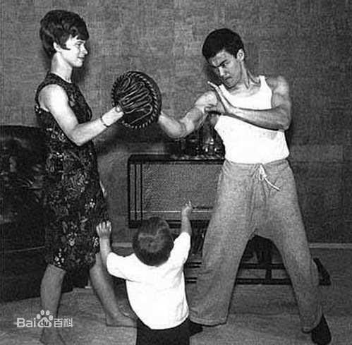 李小龙(Bruce Lee（英语）、ブルース.リー（日语）、 （朝鲜语))与家人前后照片