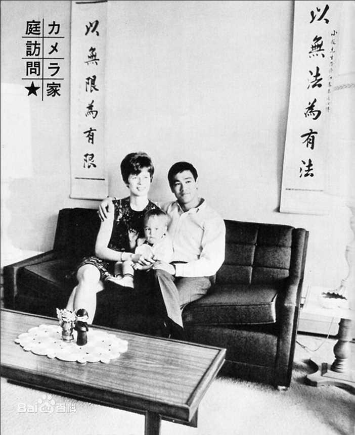 李小龙(Bruce Lee（英语）、ブルース.リー（日语）、 （朝鲜语))与家人前后照片