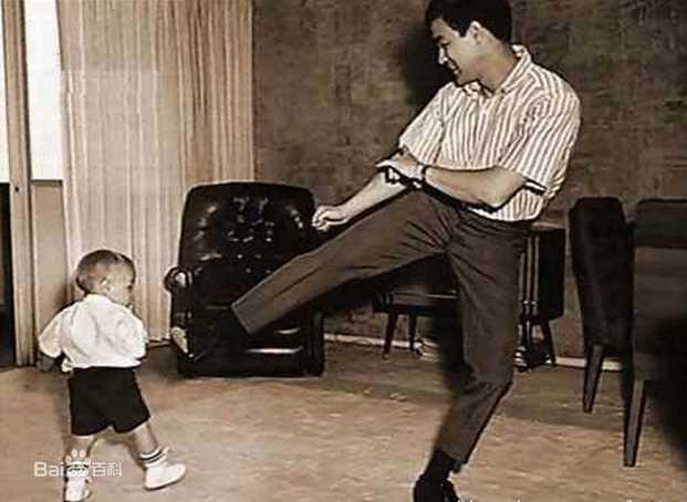 李小龙(Bruce Lee（英语）、ブルース.リー（日语）、 （朝鲜语))与家人前后照片