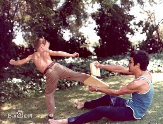 李小龙(Bruce Lee（英语）、ブルース.リー（日语）、 （朝鲜语))与家人前后照片
