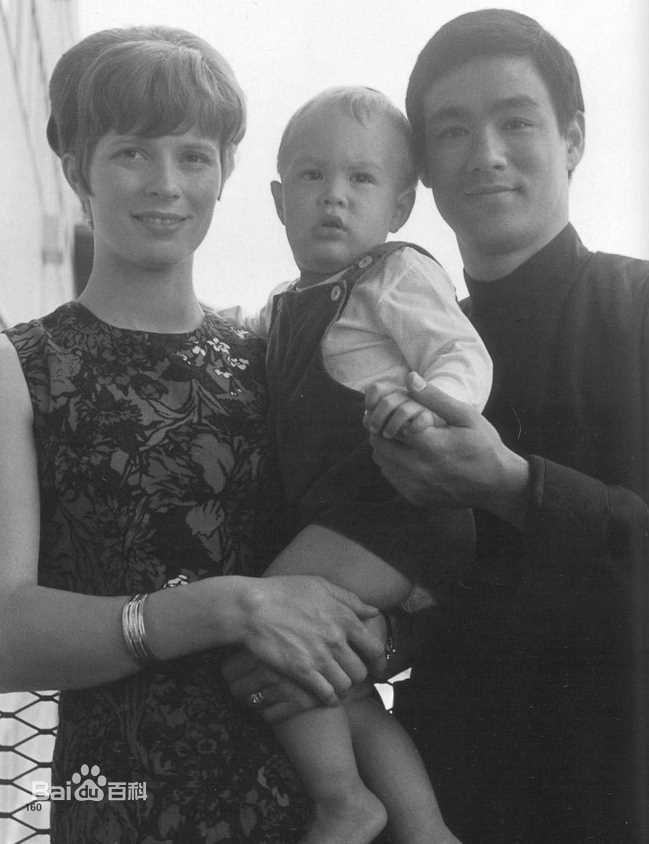 李小龙(Bruce Lee（英语）、ブルース.リー（日语）、 （朝鲜语))与家人前后照片
