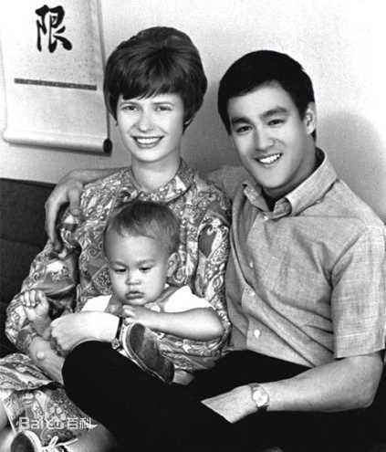 李小龙(Bruce Lee（英语）、ブルース.リー（日语）、 （朝鲜语))与家人前后照片