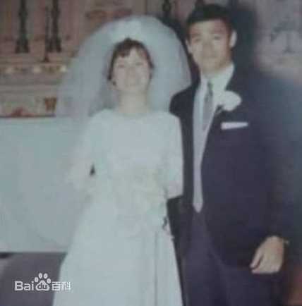 李小龙(Bruce Lee（英语）、ブルース.リー（日语）、 （朝鲜语))与家人前后照片