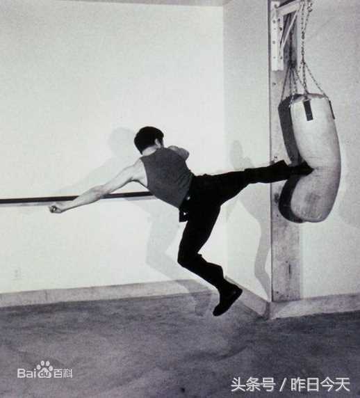 李小龙(Bruce Lee（英语）、ブルース.リー（日语）、 （朝鲜语))练功照图册