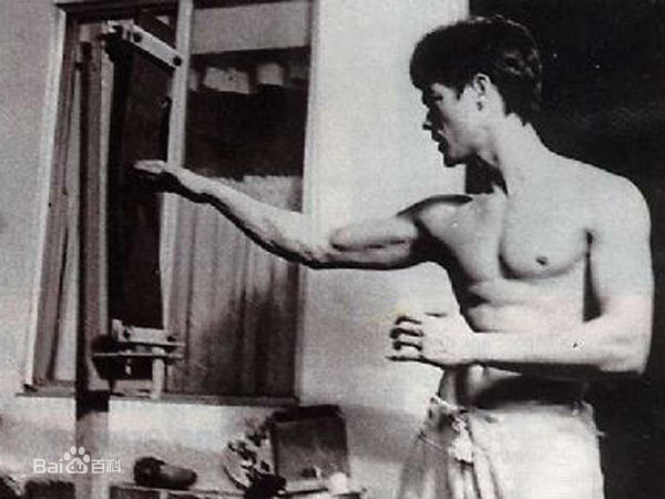 李小龙(Bruce Lee（英语）、ブルース.リー（日语）、 （朝鲜语))练功照图册