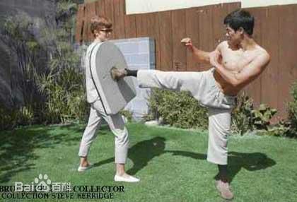 李小龙(Bruce Lee（英语）、ブルース.リー（日语）、 （朝鲜语))练功照图册