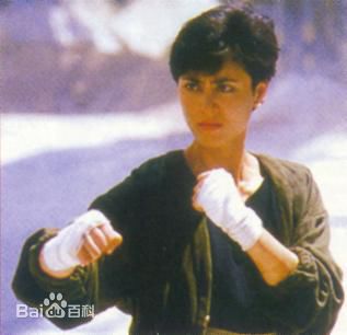 精选高丽虹(Joyce Mina Godenzi)在动作片《皇家女将》中的图册