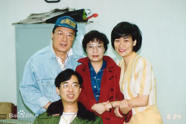 唐菁(Ching Tang)（后排左一）徐敏（前排坐着的）生活照