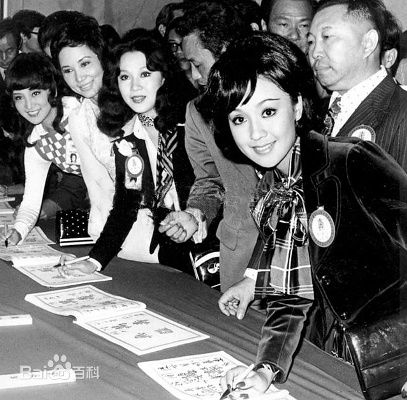 李菁(Ching Lee)与他人合影前后照片