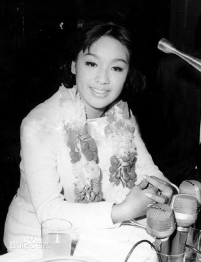 李菁(Ching Lee)与他人合影前后照片