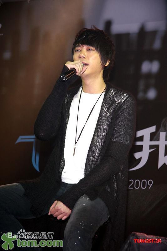 信(Shin)在《趁我》专辑发布会中的