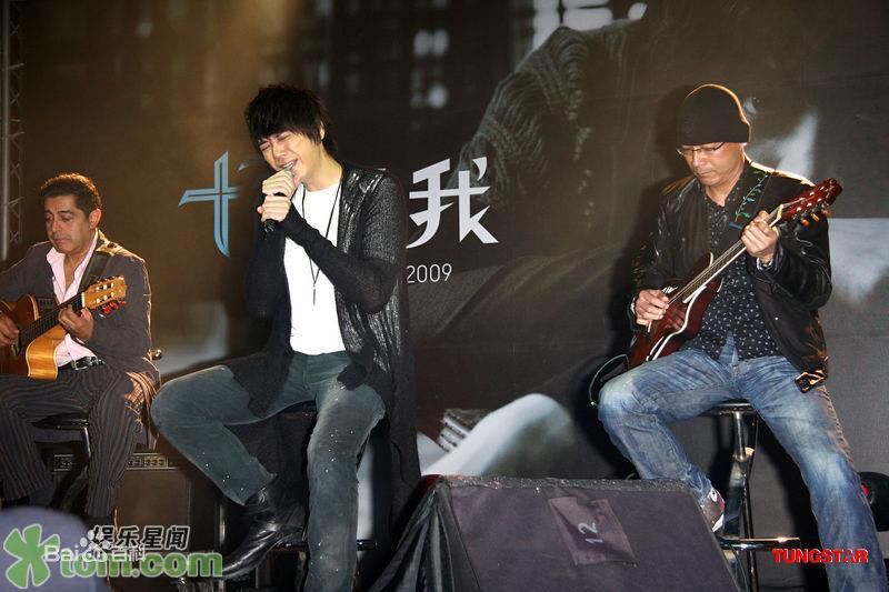 信(Shin)在《趁我》专辑发布会中的