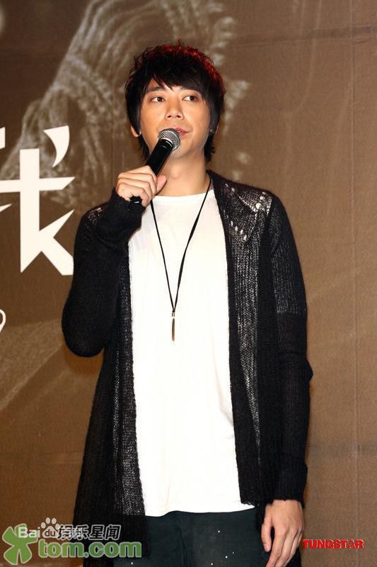 信(Shin)在《趁我》专辑发布会中的