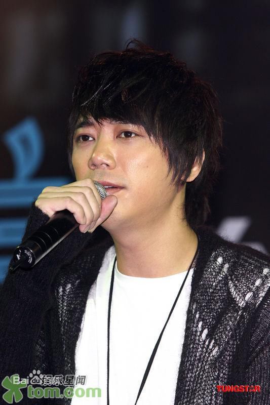 信(Shin)在《趁我》专辑发布会中的