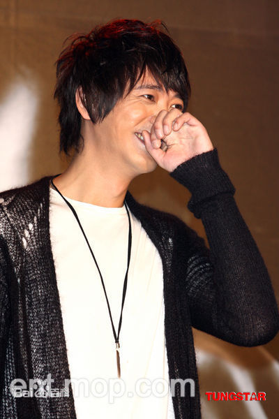 信(Shin)在《趁我》专辑发布会中的