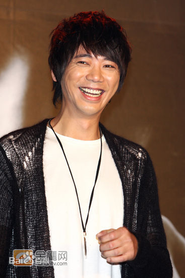 信(Shin)在《趁我》专辑发布会中的