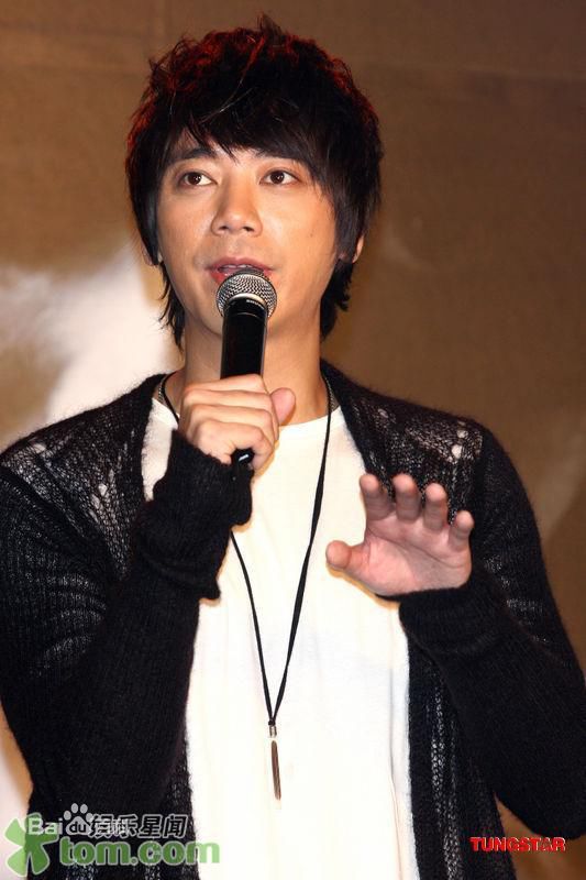 信(Shin)在《趁我》专辑发布会中的