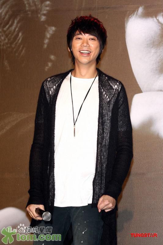 信(Shin)在《趁我》专辑发布会中的