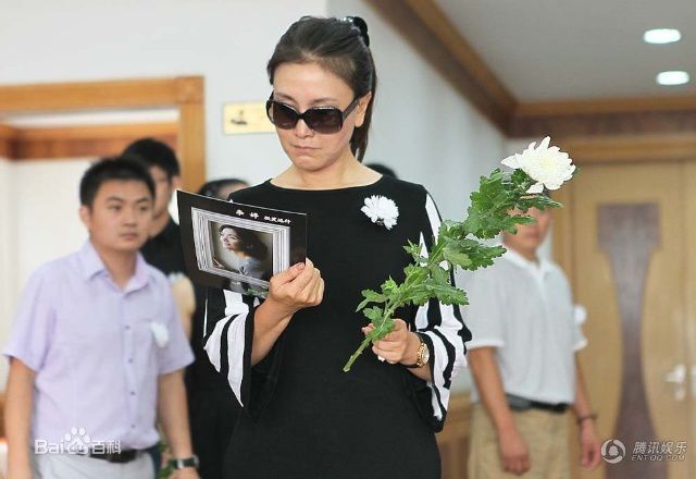 王茜参加好友演员李婷的追悼会图册