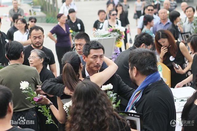 王茜参加好友演员李婷的追悼会图册