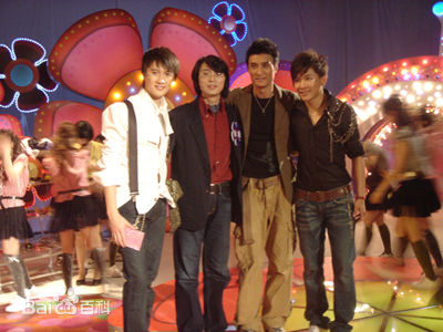 胡东参加活动照壁纸壁纸