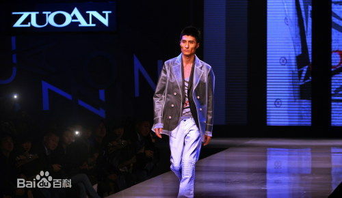 胡东参加活动照壁纸壁纸