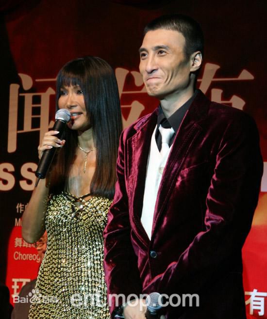 胡东参加活动照壁纸壁纸