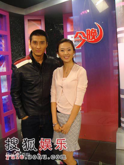 胡东参加活动照壁纸壁纸