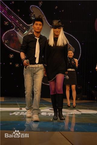 胡东参加活动照壁纸壁纸