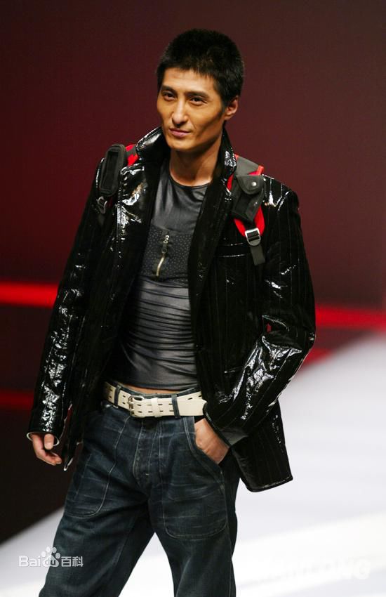 胡东参加活动照壁纸壁纸