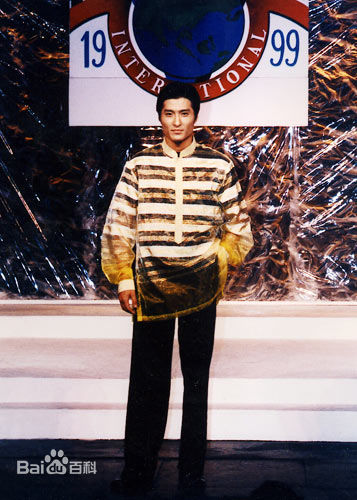 胡东参加活动照壁纸壁纸