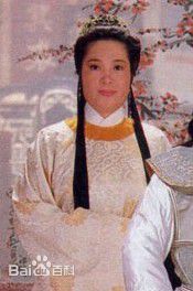 苏杏璇在《神雕英雄传》中饰演郭靖的母亲李萍中的