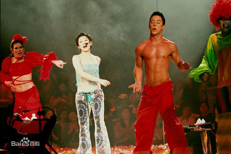 林忆莲(Sandy Lam)2002香港演唱会前后照片
