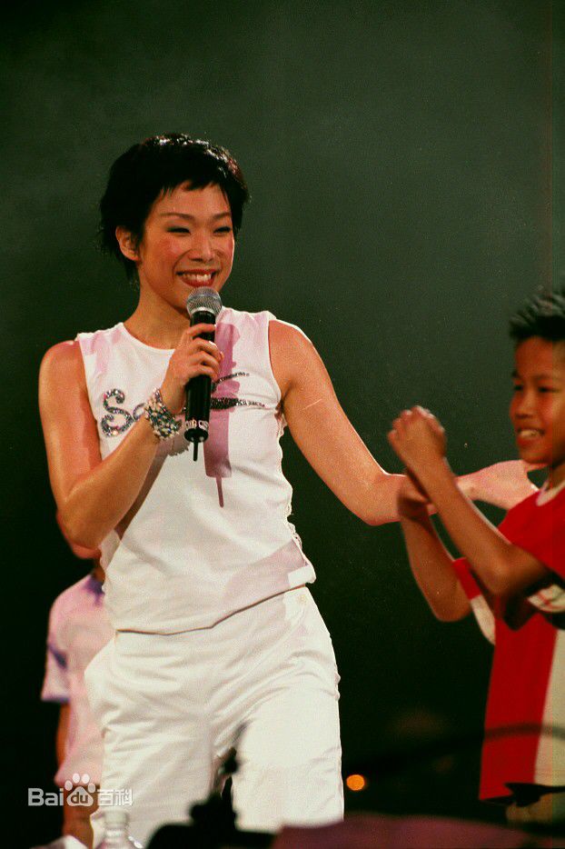 林忆莲(Sandy Lam)2002香港演唱会前后照片