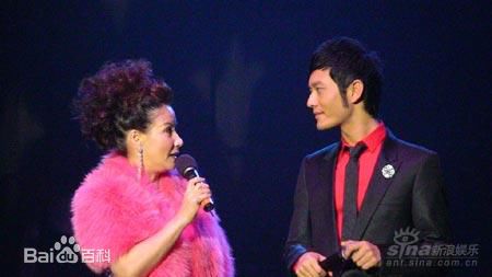 甄妮(Jenny Tseng)合照性感图片壁纸