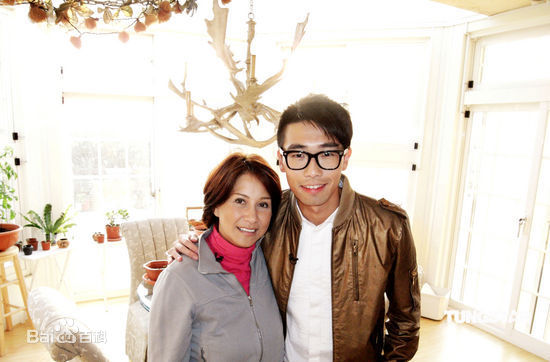 甄妮(Jenny Tseng)合照性感图片壁纸