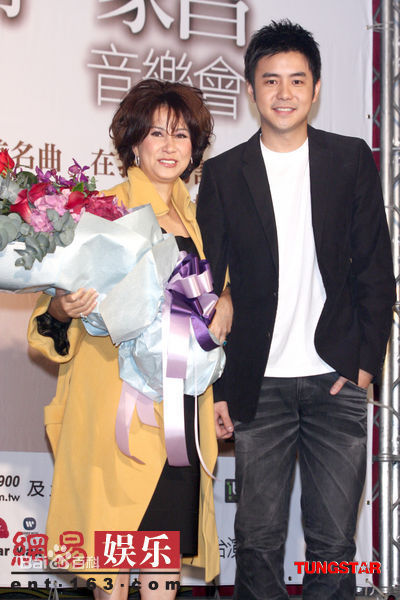 甄妮(Jenny Tseng)合照性感图片壁纸