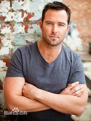 苏利文·斯坦普莱顿(Sullivan Stapleton)前后照片