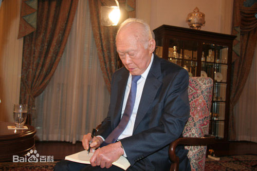 李光耀(Lee Kuan Yew)工作照前后照片