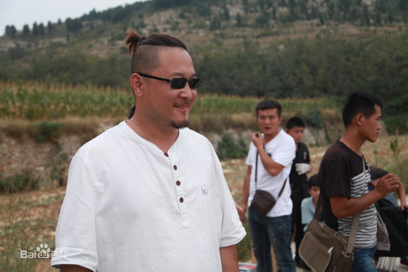 石易矗在《爱在前方》工作照中的